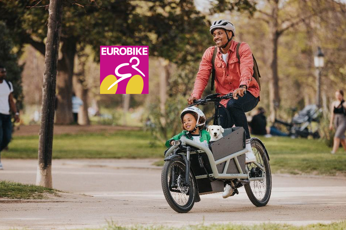 Mann auf Cargo-E-Bike.