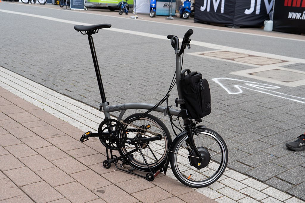 E-Faltrad teil zusammengeklappt steht auf einer Straße