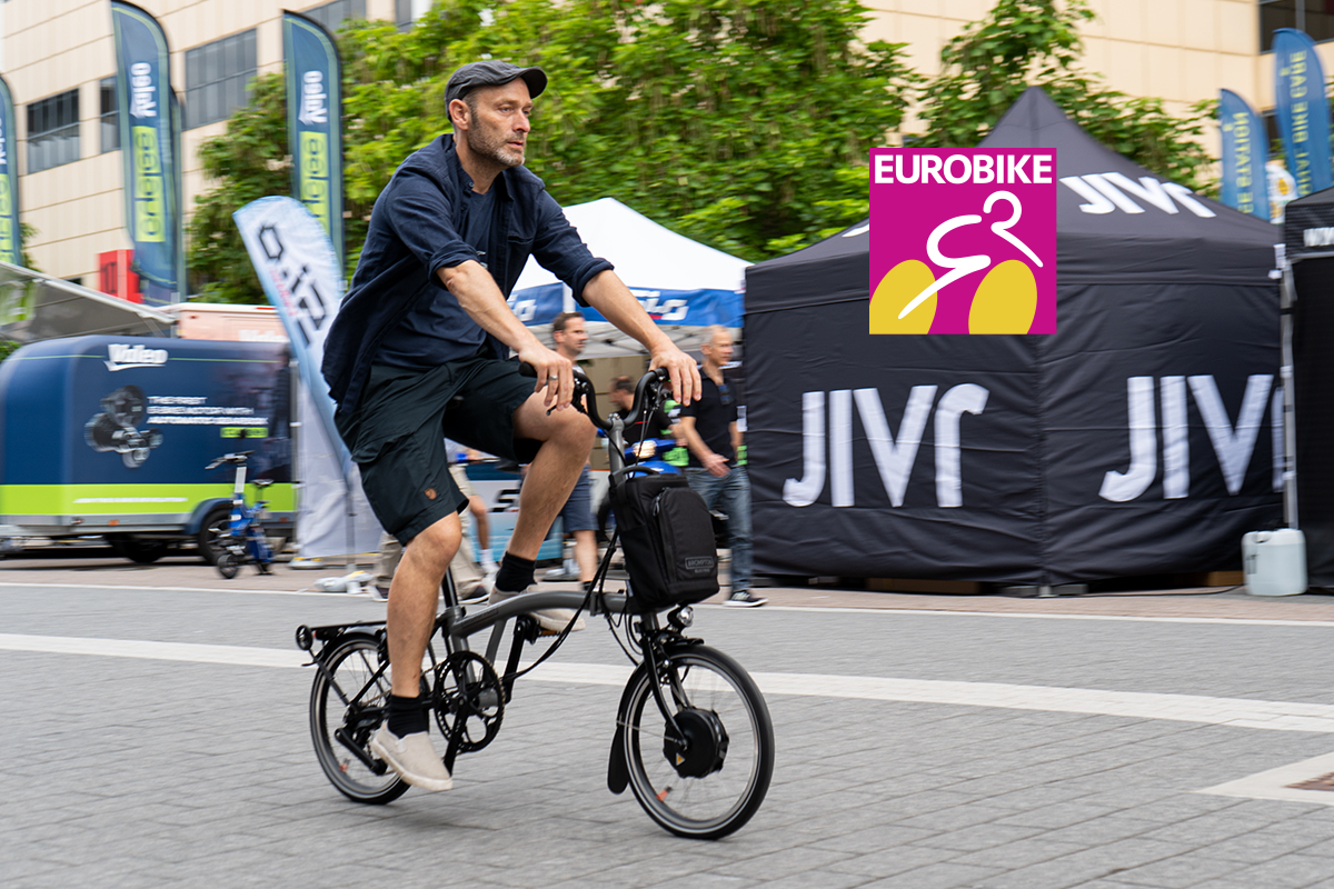Mann fährt auf einem E-Faltrad auf der Eurobike