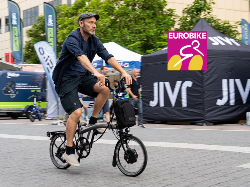 Mann fährt auf einem E-Faltrad auf der Eurobike