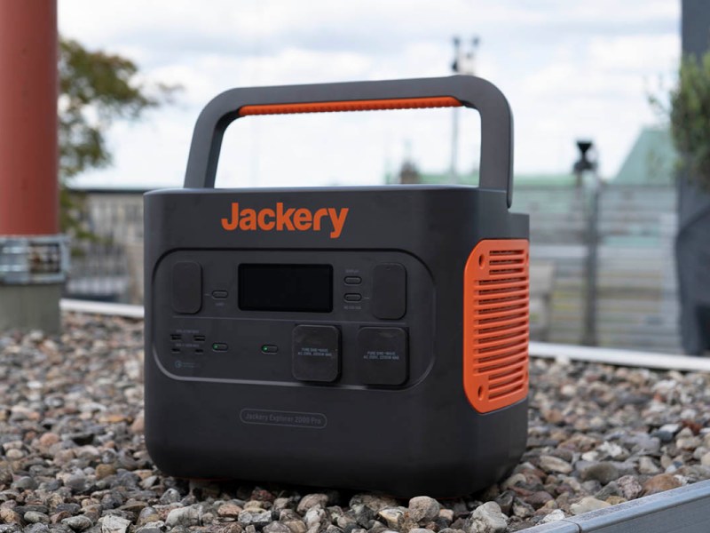 Jackery Explorer 2000 Pro auf einem Kieselstein-Bett unter freiem Himmel