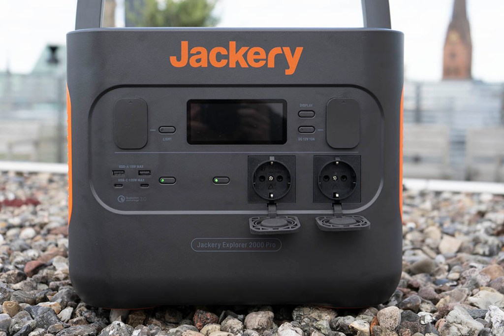 Jackery Explorer 2000 Pro frontal mit Anschlüssen und Gummiklappen