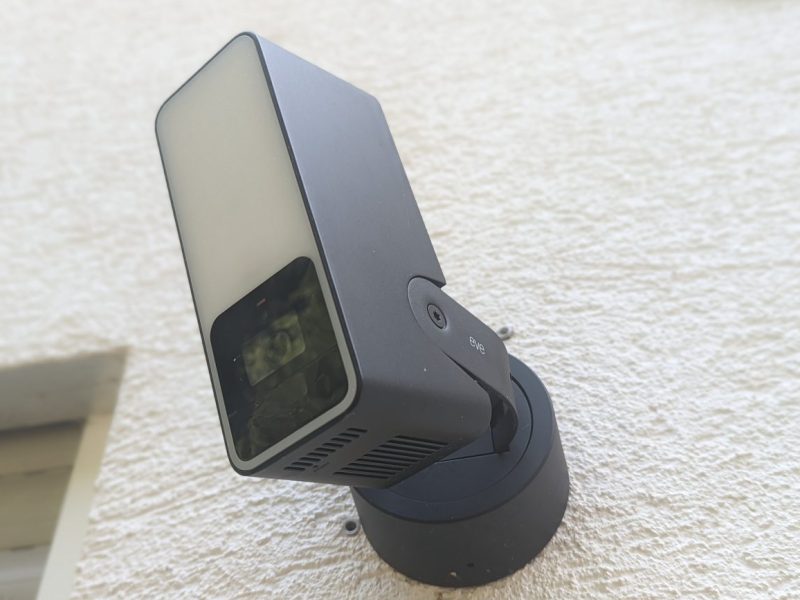 Die EVE Outdoor Cam an einer Wand