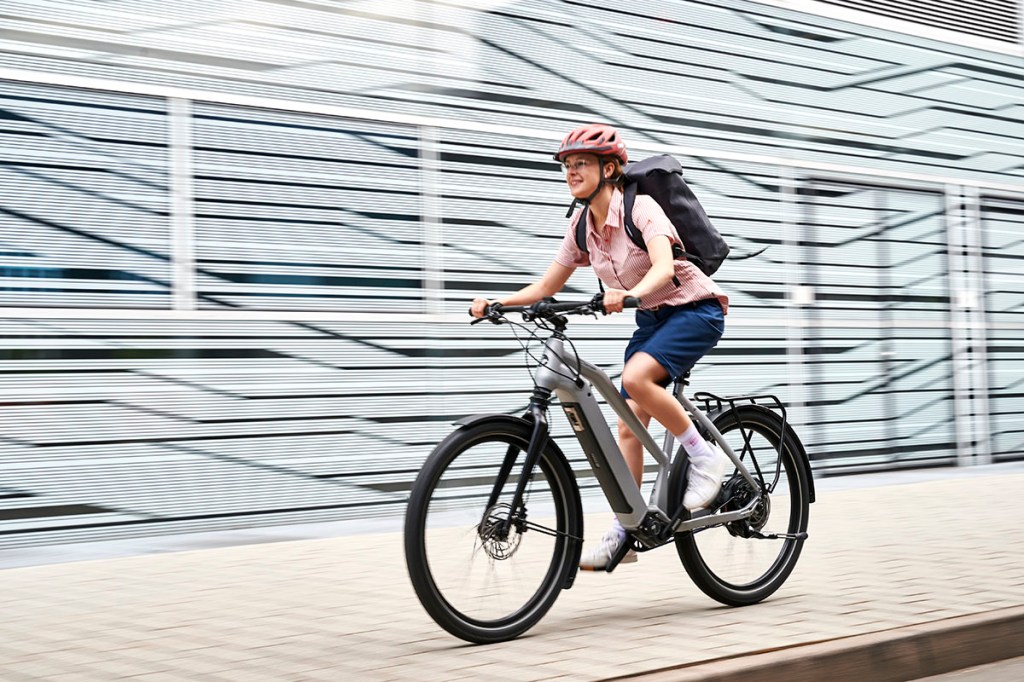 Frau fährt auf E-Bike