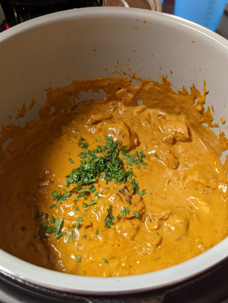 Blick in den Foodi mit einem Curry im Topf