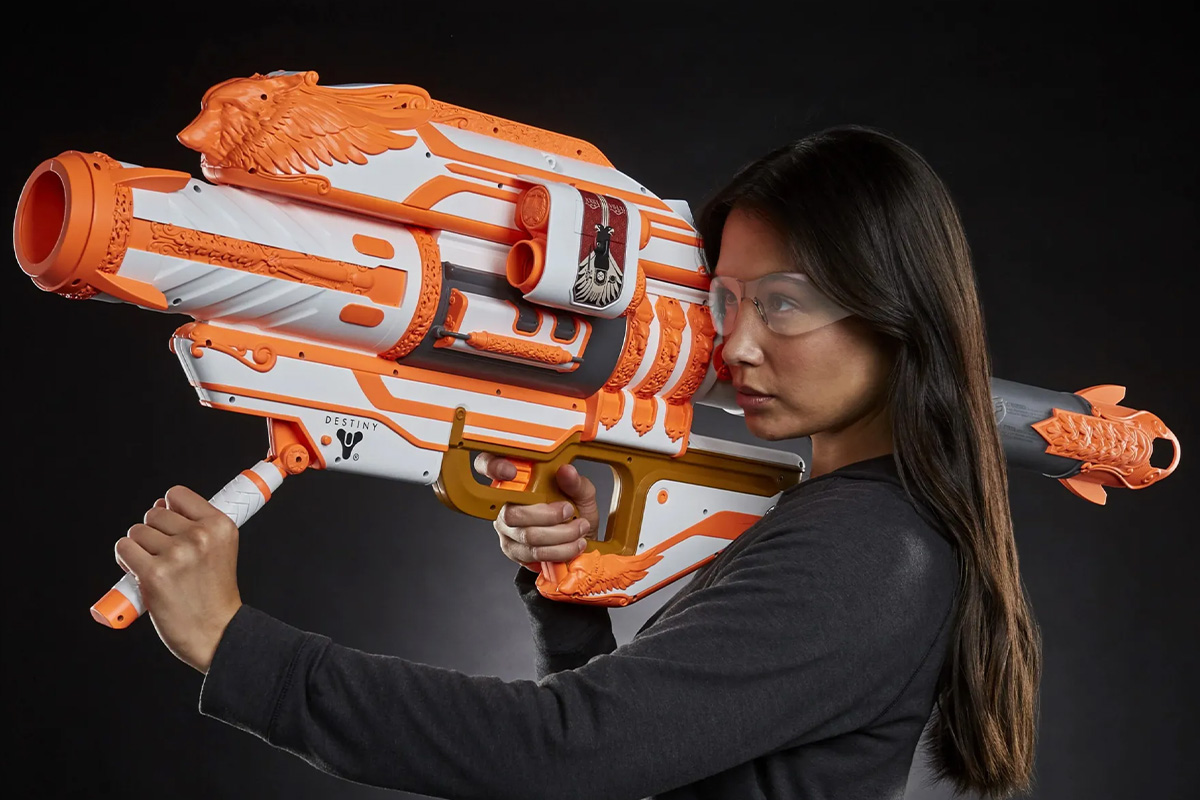 Eine Frau hält die Nerf-Gun Gjallarhorn.