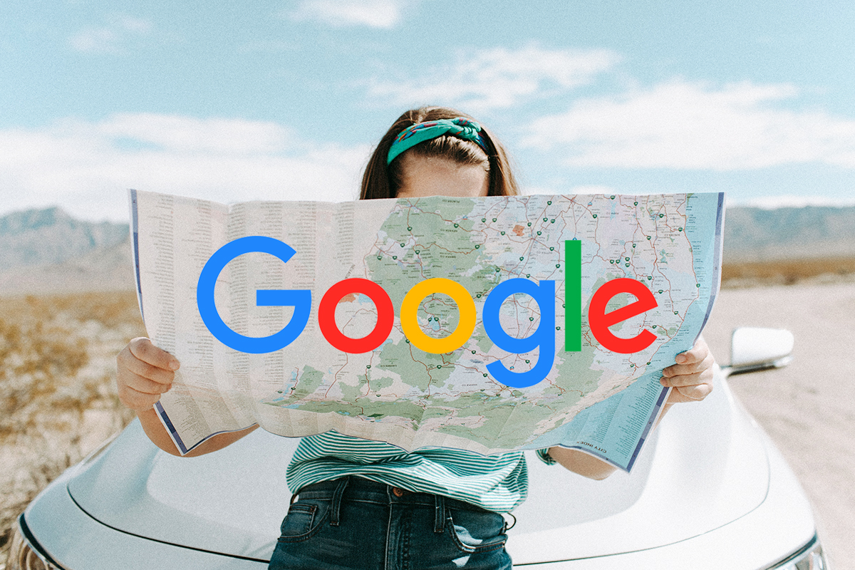 Frau hält Karte vor einem Auto, darauf ein google Schriftzug.