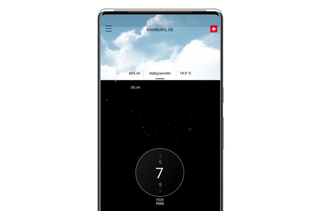 Smartphone zeigt App mit Himmel und schwarzem Feld
