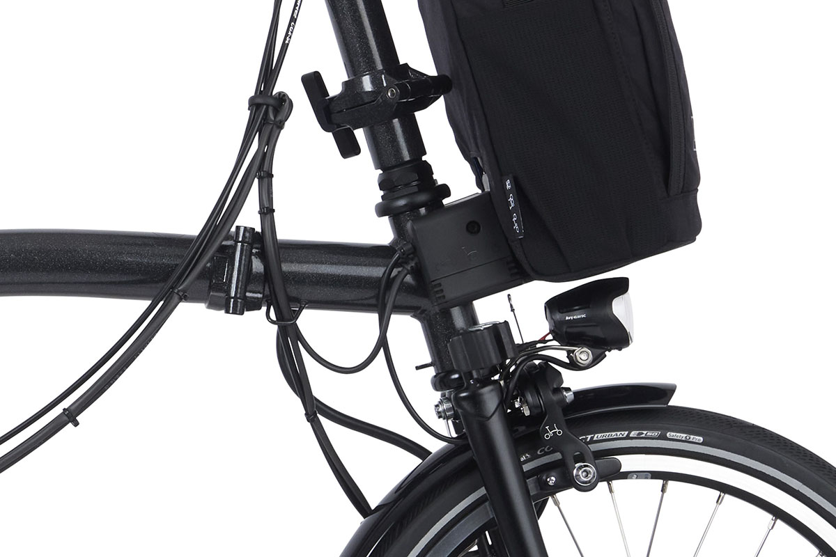 Brompton Electric P Line: Detailaufnahme des E-Faltrads Faltmechanismus am Lenker