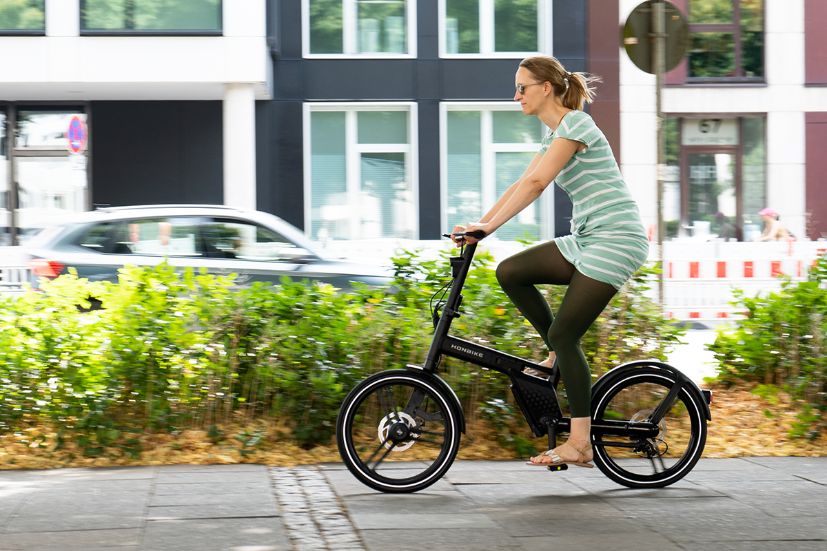 E-Faltrad von Honbike, Frau bei Praxisfahrt