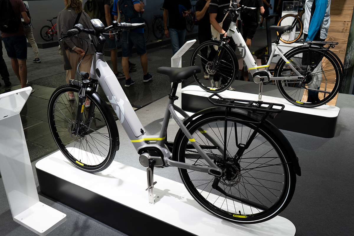 E-Bike mit Tiefeinsteuger-Rahmen auf Messestand der Eurobike
