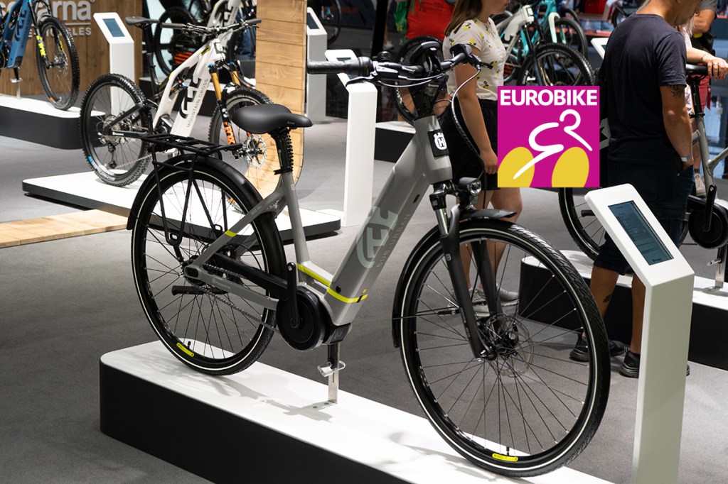 E-Bike mit Tiefeinsteiger-Rahmen steht auf Messestand der Eurobike