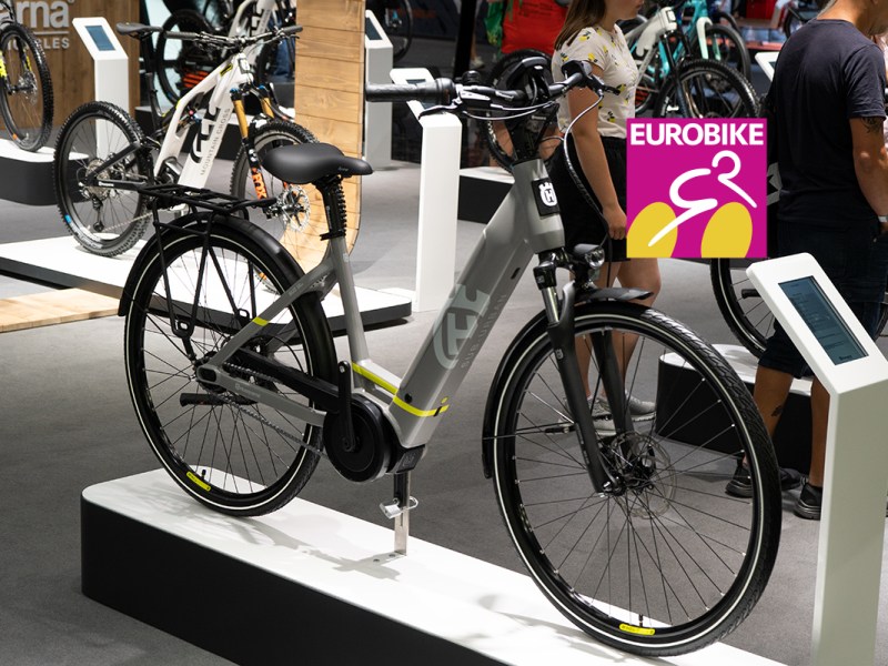 E-Bike mit Tiefeinsteiger-Rahmen steht auf Messestand der Eurobike