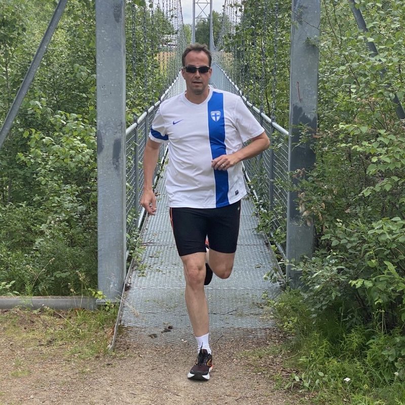 Ein Leser beim Joggen über eine Brücke aus Metall