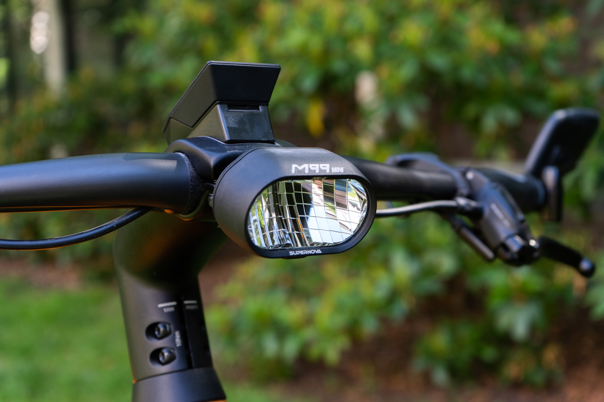 Vorderlampe bei einem E-Bike im Detail fotografiert