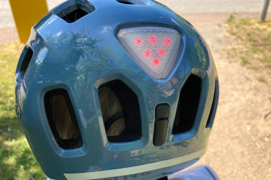 Kinder-Fahrradhelm Abus Youn_I 2.0 Heckansicht mit Licht