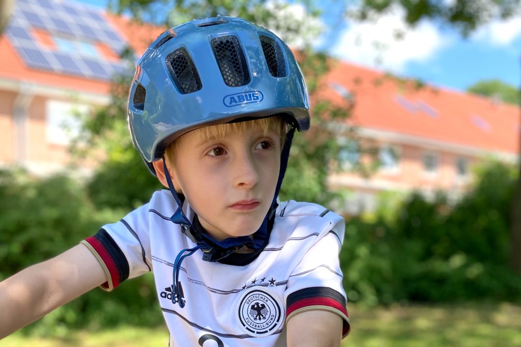 Abus Youn_I 2.0 children's bicycle helmet: the child wears this helmet, the front view