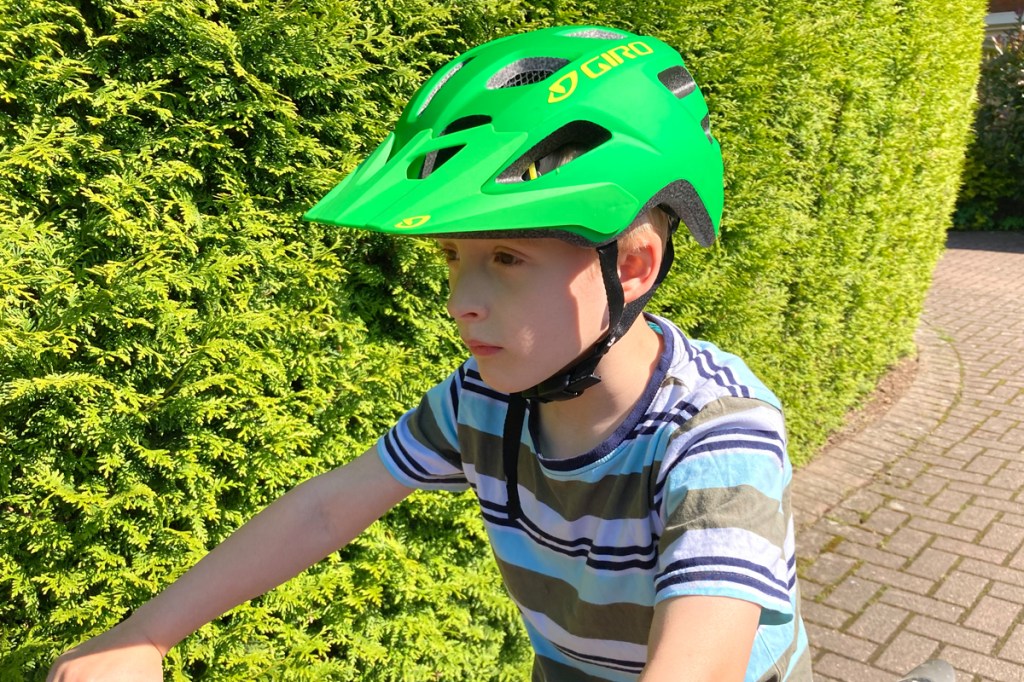 Kinder-Fahrradhelm Giro Tremor Child Mips am Kopf eines Kindes, schräge Ansicht von vorne
