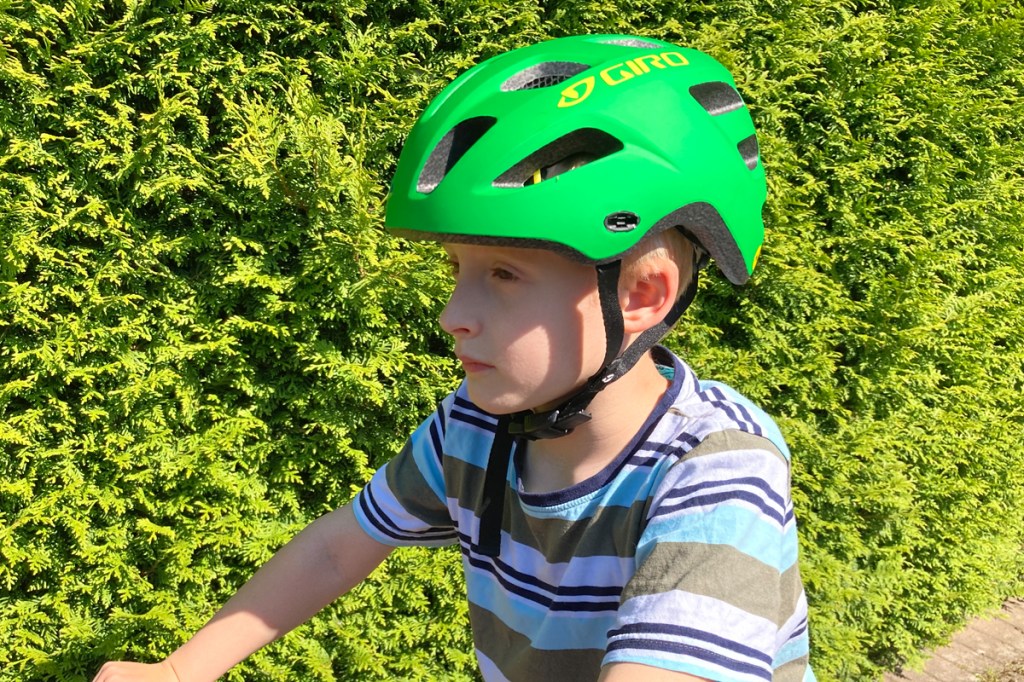 Kinderfahrradhelm Giro Tremor Child Mips, Helm am Kopf eines Kindes, von der frontalen Seite