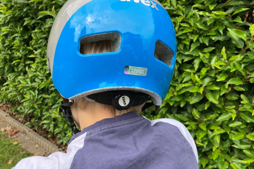 Uvex hlmt 4 kids bike helmet, rear view, on the head of a child