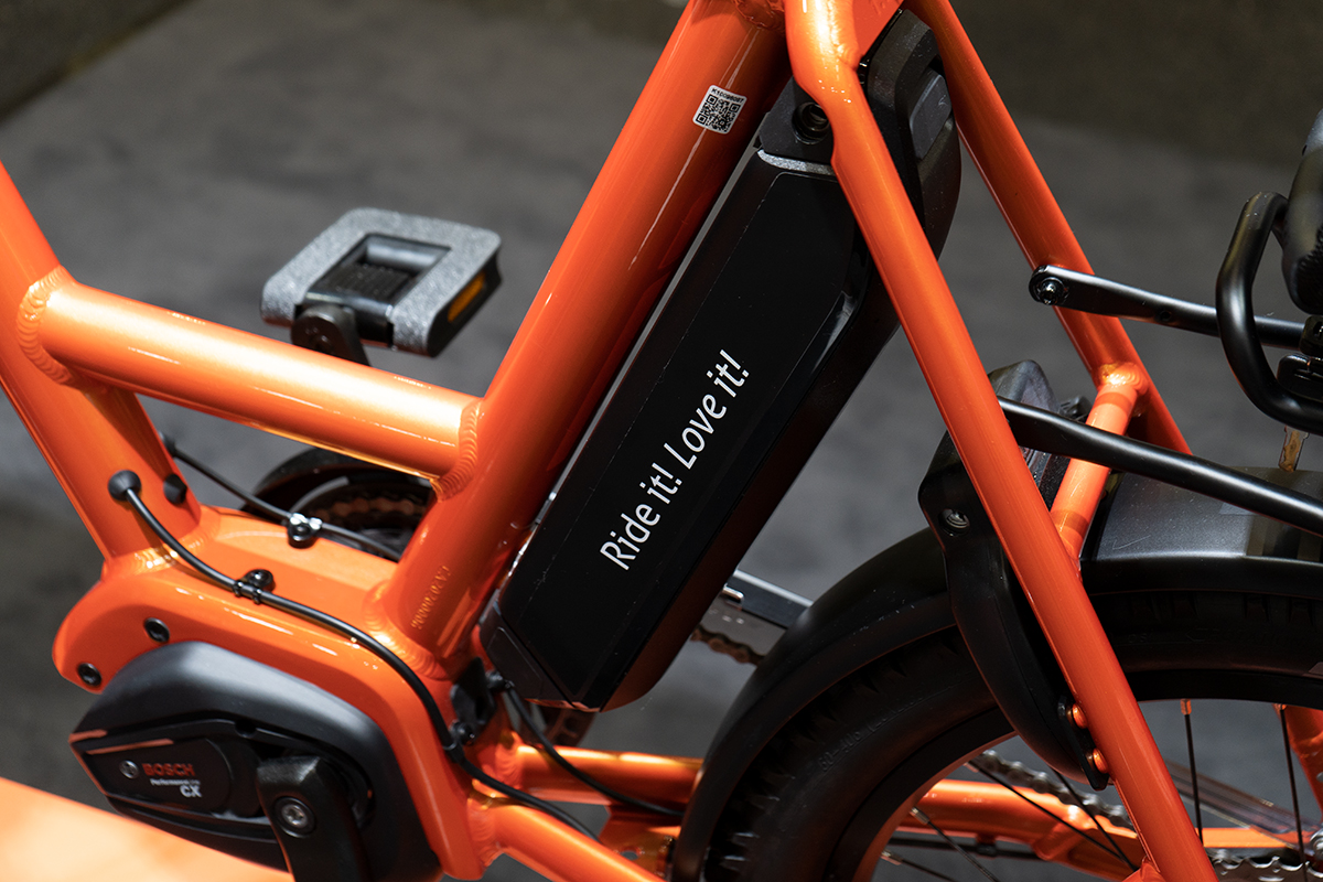i:SY S10 Adventure Detailansicht des herausnehmbaren Akkus des kompakten E-Bikes, der hinter der Sattelstütze steckt