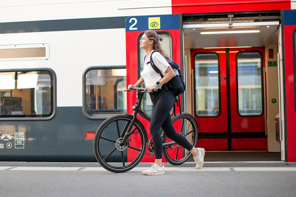 Honbike U4 City-E-Bike bei Mitnahme in einem Zug