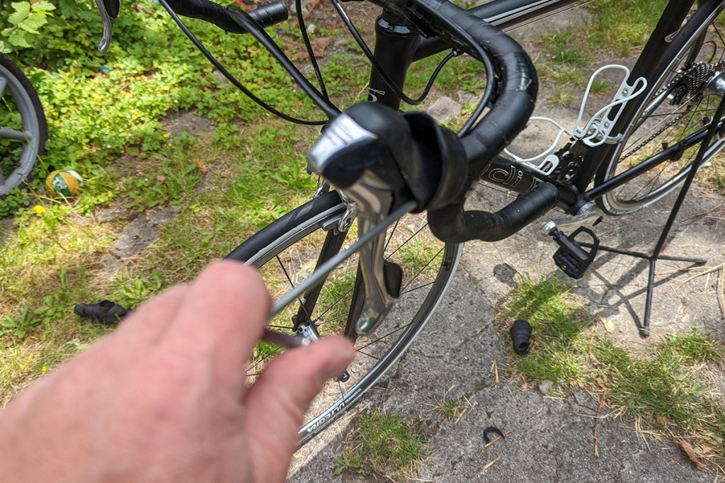 Bremsgriff an einem Rennradlenker wird per Imbusschlüssel festgestellt.