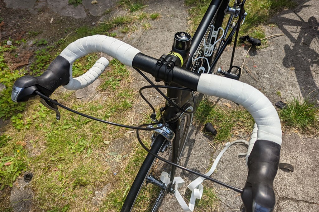 Rennradlenker wird mit neuem Lenkerklebeband versehen