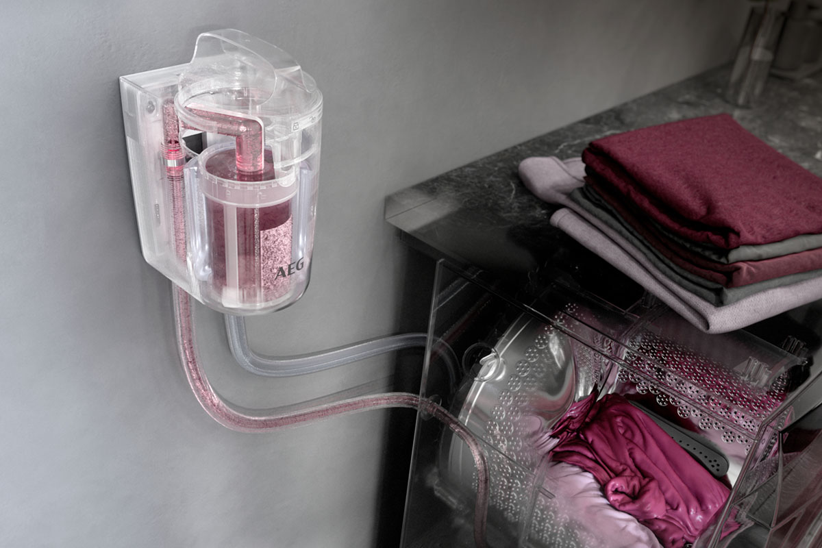 Ein schematisches Bild zeigt den Waschmaschinen-Filter von Innen. Aus der Waschflotte werden rötliche Fasern herausgefiltert.
