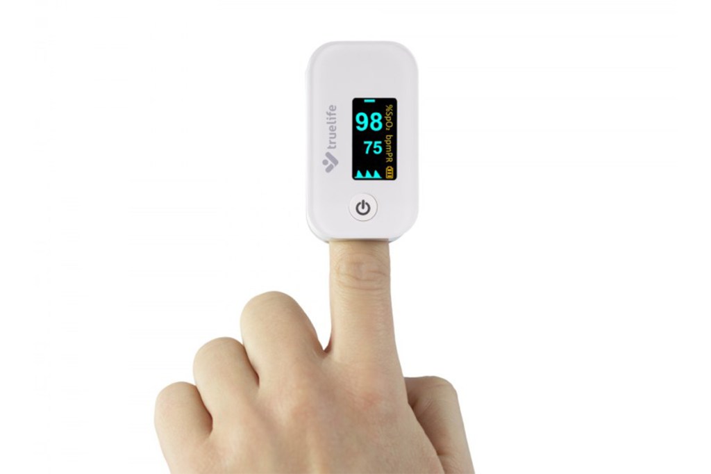 Das Oximeter X3 ist auf den Zeigefinger einer Hand aufgesteckt.