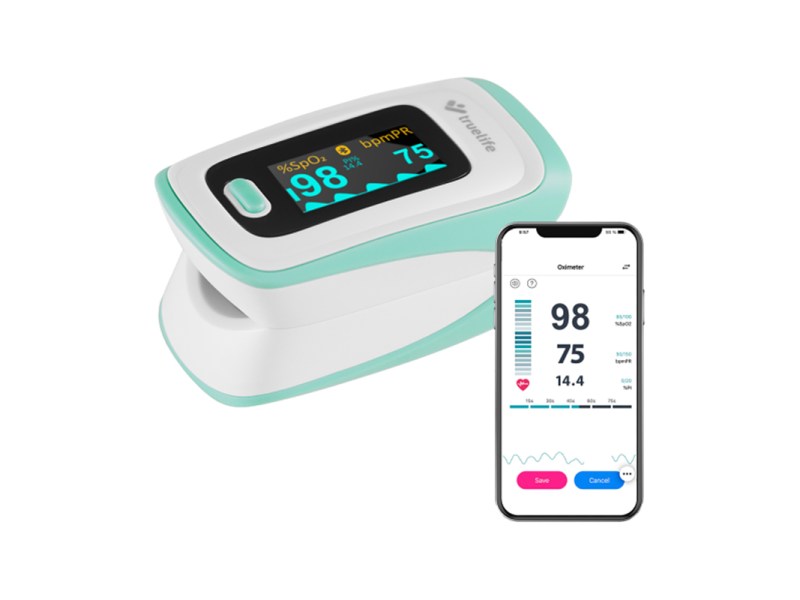 Das Oximeter X5 BT liegt auf einem weißen Hintergrund. Außerdem ist ein Smartphone gezeigt, dass die Messdaten des Oximeters aufzeichnet.