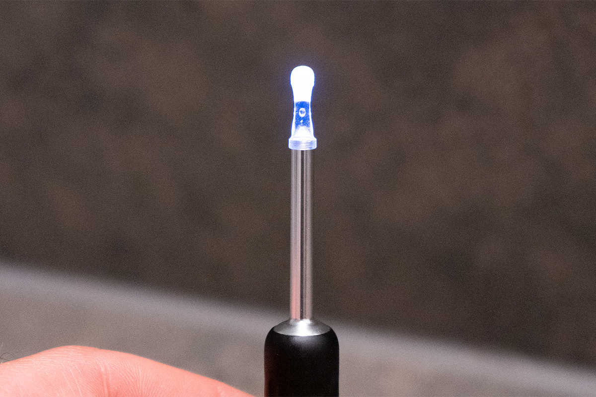 Eine Detailansicht der LED-Leuchte am Ohrreiniger.