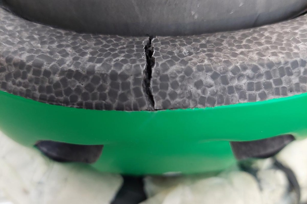Kinderfahrradhelm beim Crashtest: Detailaufnahme Riss im Helm