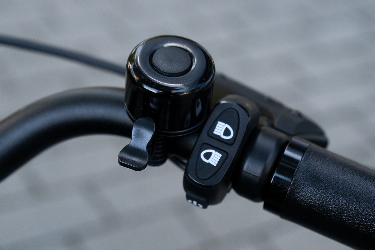E-Bike Tenway CGO 800S: Panel am Lenker zum Einschalten der Blinkfunktion