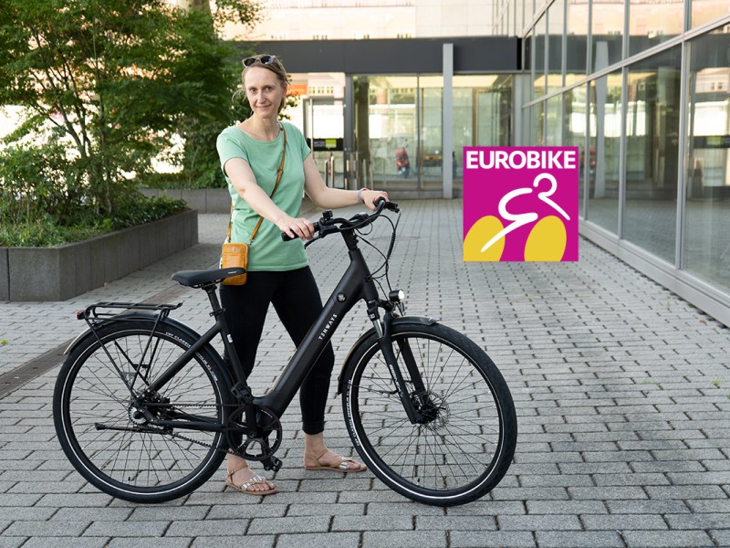 Frau mit Elektrorad Tenways CGO 800S
