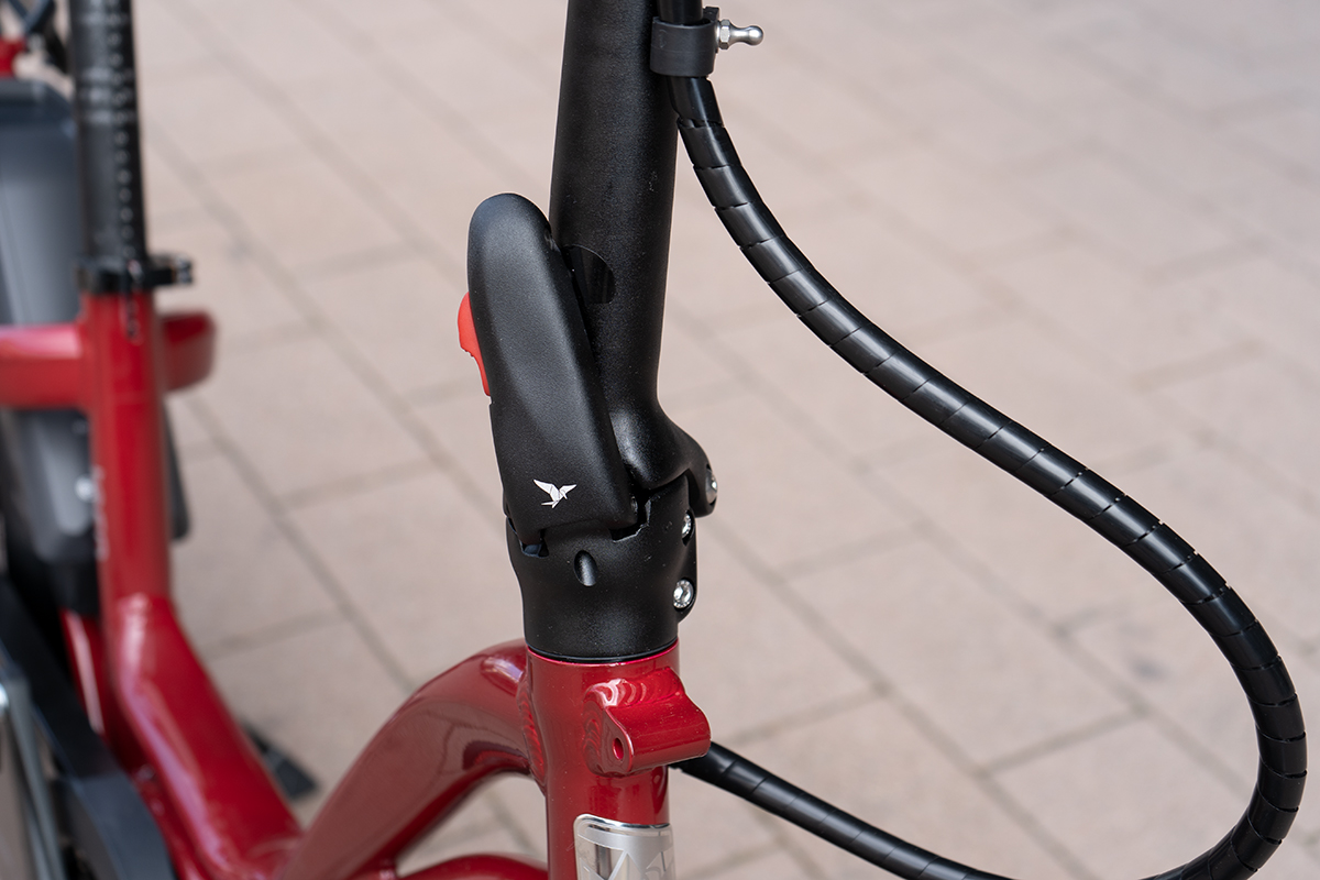 Tern NBD Komtak-E-Bike Detailansicht der Sattelstange mit Schnellspanner um die Höhe zu verstellen