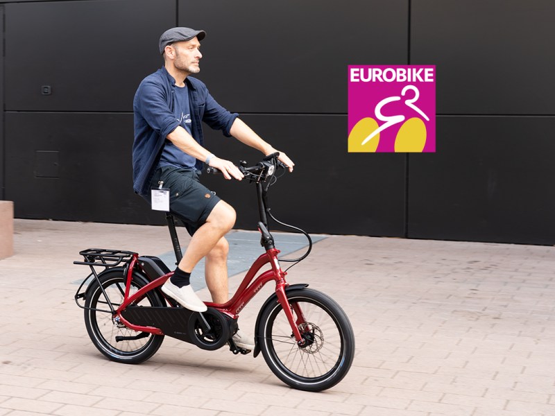Mann fährt auf Tern NBD-Kompakt E-Bike