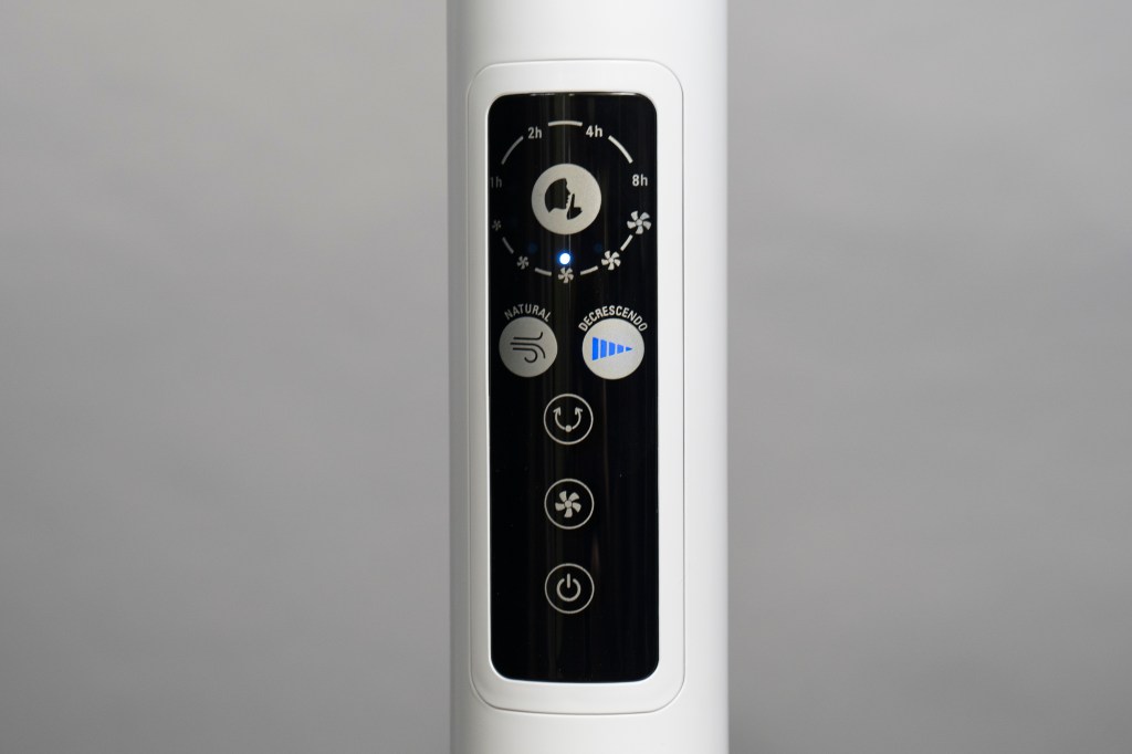 Detail weißes Standbein von Ventilator mit schwarzem langen Display vor grauem Hintergrund