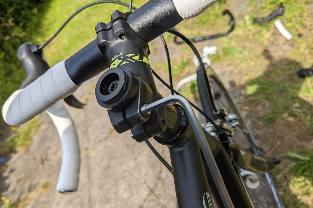 Spacer für die Höhenverstellung des Lenkers beim Rennrad anpassen.