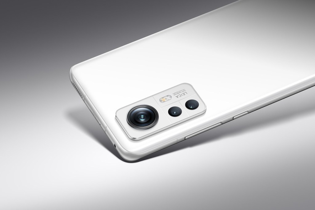 Eine Detailaufnahme zeigt die Rückseite des Xiaomi 12S.