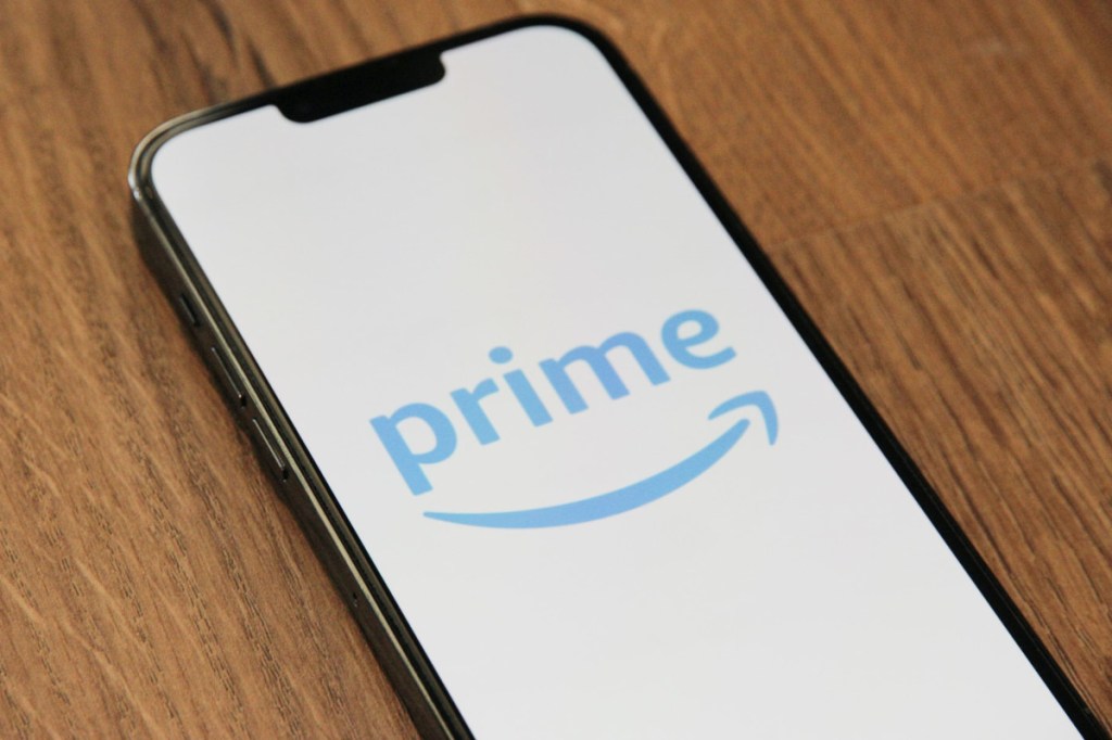 Smartphone auf Holz mit Amazon Prime Logo