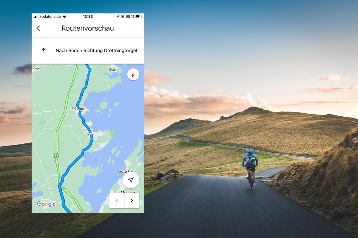 Landschaftsbild, Fahrradfahrer auf einsamer Straße unterwegs, links ein Screenshot von Google Maps