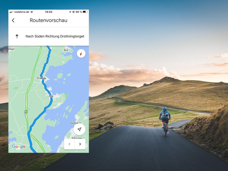 Landschaftsbild, Fahrradfahrer auf einsamer Straße unterwegs, links ein Screenshot von Google Maps