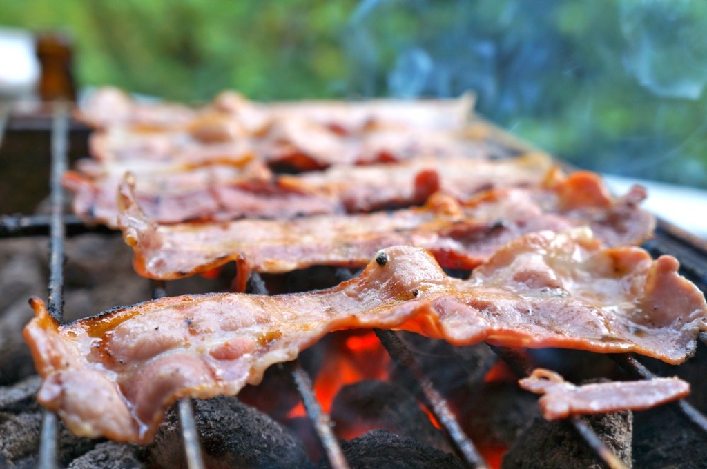Bacon Candy: Glasierte Bacon-Streifen auf einem Grillrost