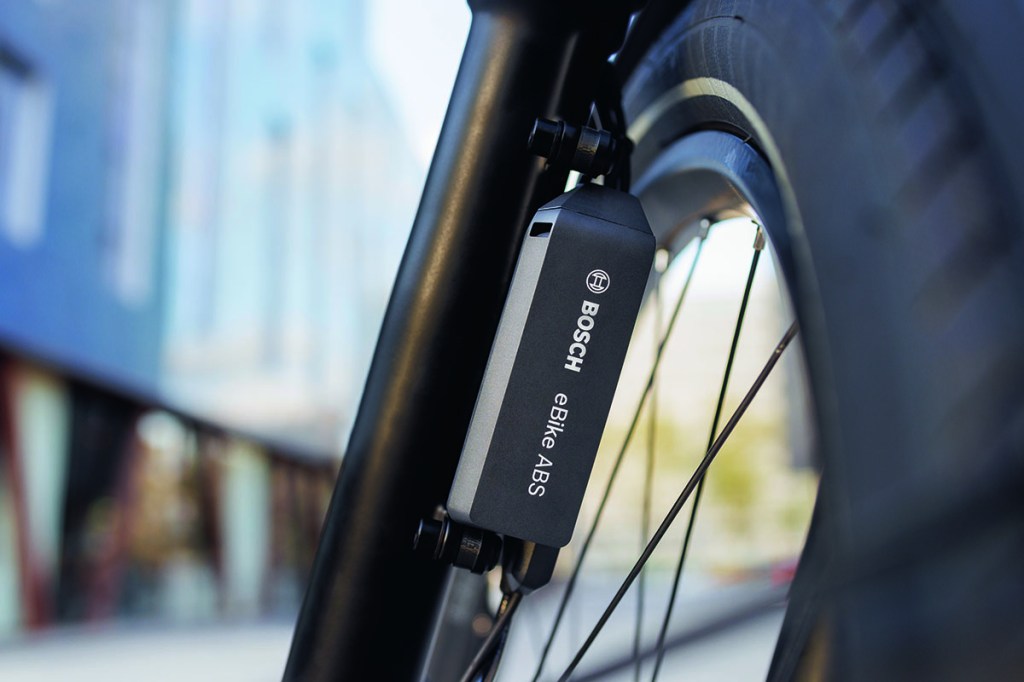 Bosch eBike-Systems: Detailansicht neues ABS-Bremssystem an einem Vorderrad eines E-Mountainbikes angebracht.