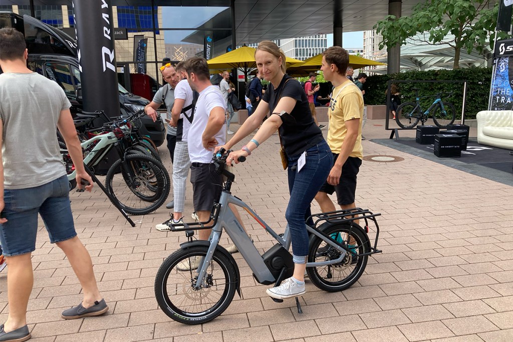 Hans-E von Bergamont,Kompaktrad, Frau sitzt auf Fahrrad