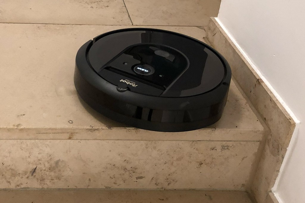 Es ist der Roomba i7+ an der Kante eines Treppenabsatzes zu sehen.