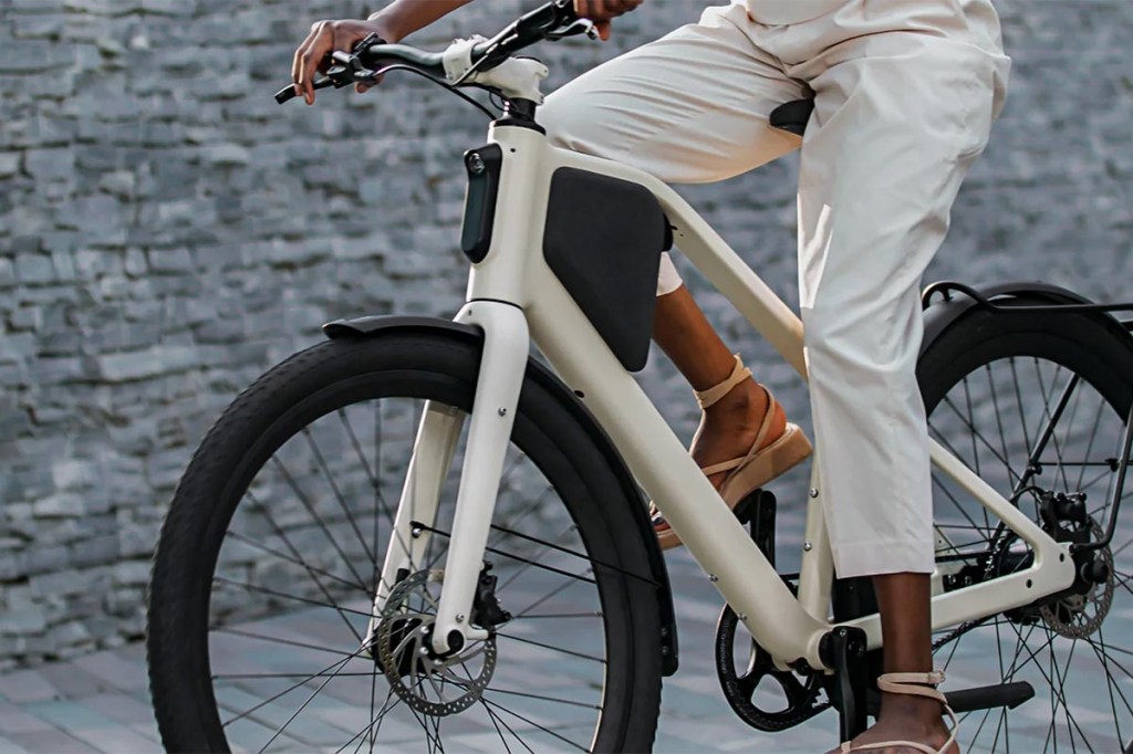 angeschnittenes Bild: Frau fährt auf dem E-Bike Lemo One in Stadtkulisse