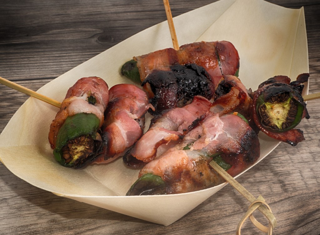Die 25 besten Grill-Rezepte fürs Camping: In Bacon gewickelte Pflaumen und Bratpaprika. Gegrillt und auf Holzspießchen