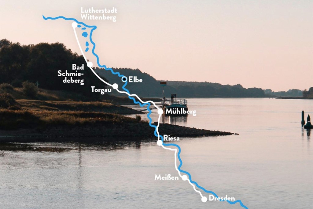 Naturlandschaft mit Elbe in Abenddämmerung